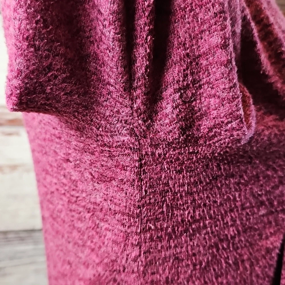 COCO BIANCO BURGUNDY MARBLED 3/4 SLEEVE ASYMMETRICAL PULLOVER V NECK SWEATER